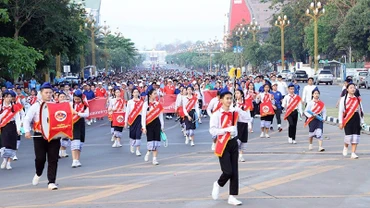 Diễu hành kỷ niệm 70 năm Ngày thành lập Đảng Nhân dân Cách mạng Lào tại thủ đô Vientiane. (Nguồn Báo Pasaxon)
