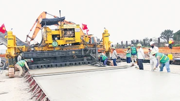 Tổng công ty xây dựng Trường Sơn thi công sân đỗ máy bay Cảng hàng không Đồng Hới.