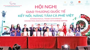 Các doanh nghiệp sản xuất, kinh doanh cà-phê tỉnh Đắk Lắk ký kết xuất khẩu cà-phê với các đối tác nước ngoài tại Hội nghị giao thương quốc tế - Kết nối, nâng tầm cà-phê Việt trong khuôn khổ Lễ hội Cà-phê Buôn Ma Thuột lần thứ 9 năm 2025.