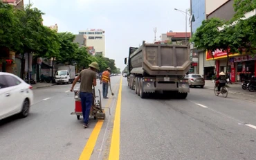 Lực lượng chức năng tỉnh Bắc Ninh kẻ vạch đường giao thông.