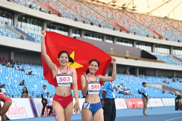 Nguyễn Thị Huyền ăn mừng vô địch nội dung chạy 400m rào nữ SEA Games 32. (Ảnh: DƯƠNG THUẬT)