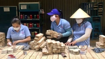 Sản xuất đồ gỗ xuất khẩu tại Công ty cổ phần gỗ Minh Dương (Bình Dương). Ảnh: DŨNG MINH
