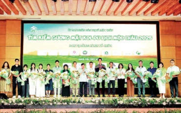 Lãnh đạo Hiệp hội Du lịch tỉnh và thị xã Mộc Châu tặng hoa. 