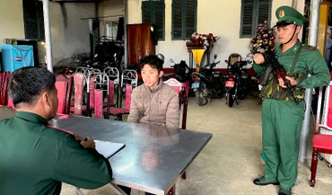 Đối tượng Sùng Seo Chẩn tại Đồn biên phòng Nậm Chảy-Lào Cai. (Ảnh: TRUNG DŨNG)