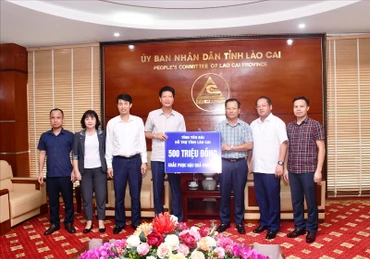 Tỉnh Yên Bái hỗ trợ 500 triệu đồng giúp đồng bào vùng lũ ống xã Liên Minh (Sa Pa) ổn định đời sống, khôi phục sản xuất. (Ảnh: QUỐC HỒNG)