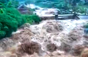 Mưa lớn gây lũ ống trên suối ở xã Ngũ Chỉ Sơn, thị xã Sa Pa. (Ảnh: TL)