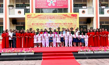 Trao tặng màn hình Led ngoài trời cỡ lớn và 30 bộ máy tính cho học sinh Lào Cai. (Ảnh: TRUNG DŨNG)