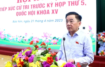 Đồng chí Trần Cẩm Tú, Ủy viên Bộ Chính trị, Bí thư Trung ương Đảng, Chủ nhiệm Ủy ban Kiểm tra Trung ương phát biểu tại Hội nghị tiếp xúc cử tri huyện Bảo Yên, tỉnh Lào Cai. (Ảnh: QUỐC HỒNG)