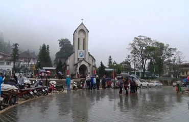 Mưa khá lớn ở thị xã Sa Pa đã chấm dứt nắng nóng gay gắt kéo dài trong những ngày qua ở đây. (Ảnh: QUỐC HỒNG)