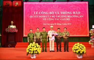 Ban giám đốc Công an tỉnh Lào Cai chúc mừng Đại tá Cao Minh Huyền được bổ nhiệm giữ chức Giám đốc Công an tỉnh Lào Cai từ ngày 8/5/2023. (Ảnh: THANH TUẤN)