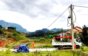 Điện lực Sa Pa đã nỗ lực khắc phục sự cố thiên tai, cấp điện trở lại cho vùng lũ ống xã Liên Minh và các nơi khác trên địa bàn từ ngày 14/9. (Ảnh: VŨ TUẤN)