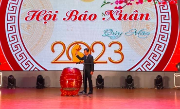 Đồng chí Hoàng Quốc Khánh, Phó Chủ tịch UBND tỉnh Lào Cai đánh trống khai hội báo Xuân Quý Mão 2023. (Ảnh: QUỐC HỒNG)