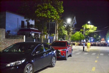 Lực lượng chức năng thực hiện khám xét nơi ở bị can Nguyễn Văn Vịnh, ở tổ 10, phường Bắc Cường, thành phố Lào Cai, tối 18/5/2023. (Ảnh: QUỐC HỒNG)