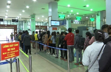 Làm thủ tục xuất, nhập cảnh cho du khách và cư dân biên giới qua Cửa khẩu đường bộ Hồ Kiều (Lào Cai).