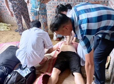 Nhân viên y tế và lực lượng chức năng sơ cứu nạn nhân bị điện giật tại nhà nhưng không qua khỏi. (Ảnh: XB)