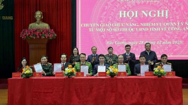 Lễ bàn giao nhiệm vụ mới cho Công an tỉnh Bắc Giang.