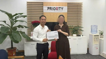 Anh Phạm Văn Xuân hoàn thành giao dịch chuyển tiền lại cho đại diện Công ty.