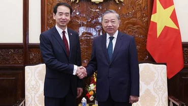 Đại sứ Hà Vĩ trình quốc thư lên Tổng Bí thư, Chủ tịch nước Tô Lâm, tháng 9/2024. (Ảnh: Nhân dân nhật báo)