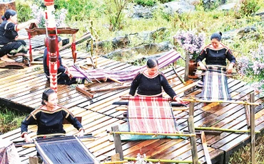 Phụ nữ Ê Đê dệt thổ cẩm truyền thống. 