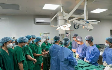 Các bác sĩ Bệnh viện đa khoa Xanh Pôn chuẩn bị thực hiện ca lấy, ghép tạng.