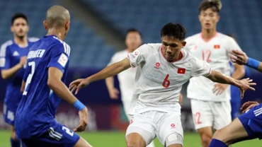 Pha tranh bóng giữa U23 Việt Nam (áo trắng) và U23 Kuwait ở trận ra quân.