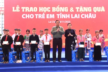 Thủ tướng Phạm Minh Chính trao quà và học bổng tặng các học sinh