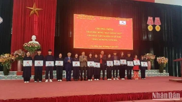 Ban Tổ chức trao học bổng của Quỹ Hạt giống Việt (Báo Nhân Dân) cho các sinh viên .