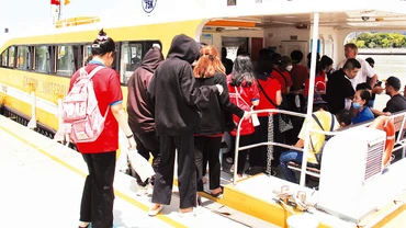 Tuyến buýt đường sông Sài Gòn Waterbus thu hút đông đảo du khách. (Ảnh THẾ ANH)