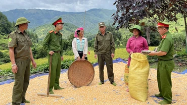 Công an xã Ngọc Chiến tăng cường tuyên truyền phổ biến pháp luật cho bà con bản vùng cao.