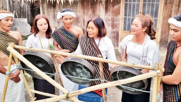 Nghệ nhân ưu tú Ma Bio dạy cách đánh chiêng cho thế hệ trẻ.