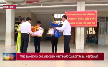 Tặng bằng khen cho 2 học sinh nhặt được của rơi trả lại người mất
