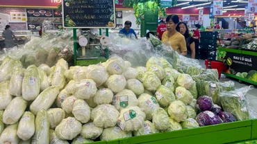 Người tiêu dùng mua sắm tại siêu thị Winmart Ðà Nẵng. (Ảnh ÐĂNG DUY)