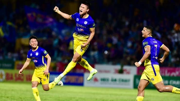 Tuấn Hải (giữa) ăn mừng bàn thắng duy nhất giúp Hà Nội FC thắng Thép Xanh Nam Định. (Ảnh THANH HẢI) 