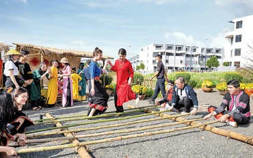 Du khách trải nghiệm múa sạp tại “Phiên chợ xưa”.