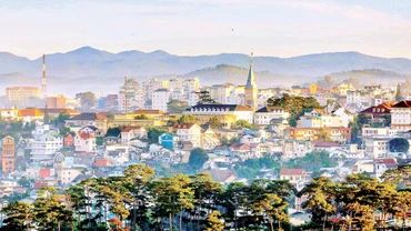 Phố núi Ðà Lạt đẹp với khí hậu có đủ bốn mùa trong một ngày là lợi thế thu hút du khách trong nước và quốc tế.