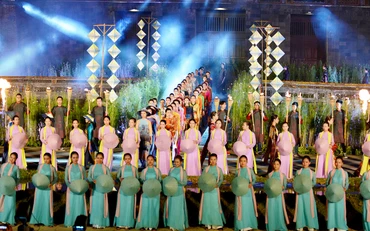 Tiết mục biểu diễn nghệ thuật sử dụng nón lá Huế làm đạo cụ.
