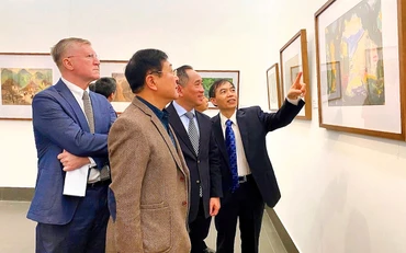 Khách tham quan triển lãm “Sắc màu xuân đất nước”.