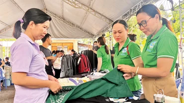Các doanh nghiệp tham gia gian hàng bình ổn giá tại Quận 8.
