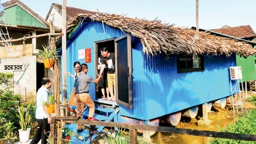 Nhà nổi ở Tân Hóa được xây dựng, cải tạo thành homestay thích ứng thời tiết. 