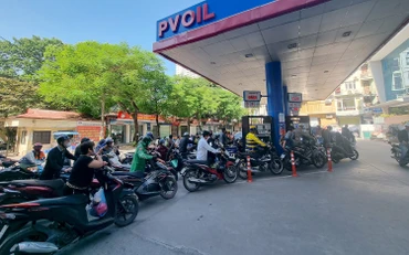 Người dân xếp hàng dài tại cây xăng PVOil Thái Thịnh (phố Thái Thịnh, quận Ðống Ða, Hà Nội).