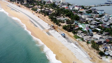 Tuyến kè kiên cố giúp người dân làng chài Thạnh Ðức 1, phường Phổ Thạnh, thị xã Ðức Phổ an cư bên chân sóng.