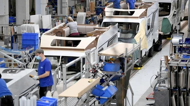 Công nhân làm việc tại một nhà máy ở gần Passau, Ðức. (Ảnh REUTERS)