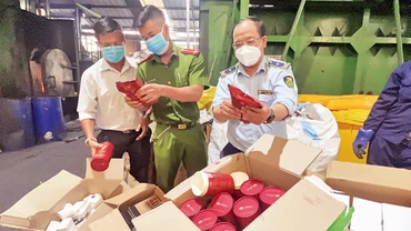 Lực lượng chức năng Thành phố Hồ Chí Minh kiểm đếm hàng giả, hàng vi phạm sở hữu trí tuệ bị thu giữ.