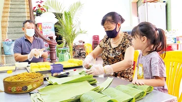 Làm bánh phu thê Ðình Bảng (huyện Từ Sơn, Bắc Ninh).