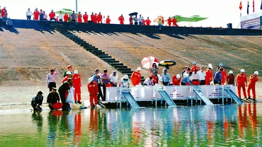 Hơn 100 nghìn cá giống các loại đã được thả xuống lòng hồ thủy điện Sông Tranh.