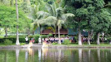 Học sinh tham quan nhà sàn, ao cá Bác Hồ trong Khu Di tích Chủ tịch Hồ Chí Minh tại Phủ Chủ tịch. (Ảnh Yến Kim)