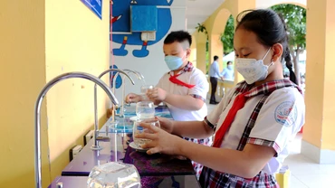 Học sinh tại bốn trường tiểu học, mầm non của huyện ven biển Thạnh Phú, tỉnh Bến Tre được sử dụng hệ thống máy lọc và bồn chứa nước sạch từ các nhà tài trợ thông qua Quỹ Bảo trợ trẻ em Việt Nam. (Ảnh TTXVN)