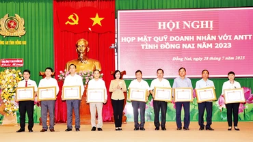 Lãnh đạo tỉnh Ðồng Nai tặng Bằng khen cho các doanh nghiệp có nhiều đóng góp cho Quỹ Doanh nhân với an ninh trật tự tỉnh Ðồng Nai. 