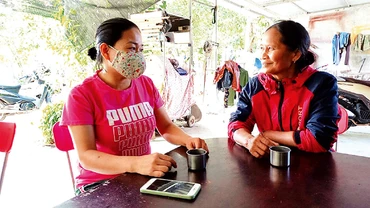 Chị Y Gar (bên phải) tuyên truyền cho người dân tác hại của nạn tảo hôn và hôn nhân cận huyết.