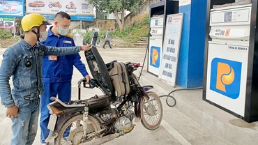 Người dân mua xăng dầu tại thị trấn Phủ Thông (huyện Bạch Thông, Bắc Kạn).